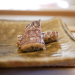 鮨おばな - ◆蝦蛄 漬け
      柔らかな食感にほのかな甘みが静かにあふれ、しっとりと口へ馴染んで旨味を伝える。 蝦蛄であることを疑うほど未体験の味は、おばなさんの腕が光る一品。