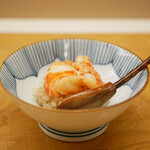 鮨おばな - ◇車海老丼
      14,5年継ぎ足し続ける海老のエキスをかけて完成する小丼。