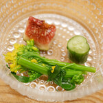 鮨おばな - 香りを楽しめ、やんわりした塩気が包み、イチジクが甘みを彩る箸休め。