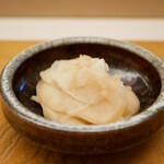 鮨おばな - ガリ
      乾いた食感を噛みしめるほどに瑞々しく、あと伸びする酸味はリセット力に優れたガリ。