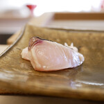 鮨おばな - ◆鰆のたたき
      皮目を藁で軽く燻して、塩とわさびで。
      口にふわっと膨らむ薫香、塩で引き立つ厚みのある旨味。