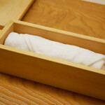 鮨おばな - 最後に桐の香りが心地よい新しいおしぼりのサービスです。
