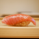 鮨おばな - ◇中トロ（噴火湾）
      こちらは背びれの脇の分かれ身の部位。