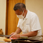 鮨おばな - 大将 尾花氏
      料理の腕もさることながら、お客に対する心地よい距離感とひたむきな姿勢が食べ手をグッと惹きつけます。遠くてもお席を押さえておきたい、その気持ちが分かるトータルバランスです。