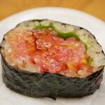鮨おばな - ふわふわトロトロで甘みたっぷり！ 時折響くたくあんが食感と味を与え、口いっぱいに満たされるトロの甘みに浸れる巻物。 余韻までもが美味しい！