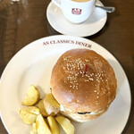 AS CLASSICS DINER - アボカドチーズバーガー 1430円税込とカフェラテ hot 550円税込