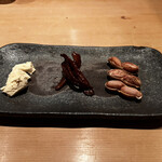 串揚げ 依知川 - 前菜3種、左からクリームチーズ、牛蒡のバルサミコ酢、茹で落花生