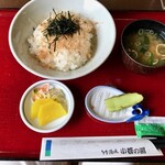 小菅の湯 ひのき - ご飯のうえに鰹節と海苔がトッピングされた生わさび丼