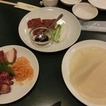 横浜大飯店 - （左）三種冷菜盛り合わせ・北京ダック