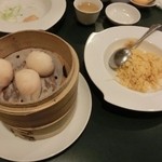 横浜大飯店 - （左）海老蒸し餃子・ふわふわ卵とふかひれ炒め
