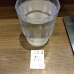 Fuji Soba - 冷水と食券(2022年11月27日撮影)
