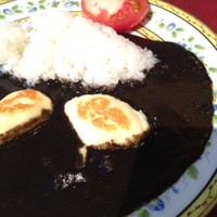 シェ・イノ - チャリティーカレーの烏賊墨カレー
                白身魚のすり身のふわっふわのクネルの中に烏賊！
                真っ黒なカレーはコクと旨味がじっくりあって、シンプルなのに食べ飽きない。美味しい一皿でした。
