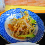 お食事処 河童 - 日替わりワンコインランチ・イノシシ角煮　５００円（税込）の中華風和え物のアップ【２０２２年１１月】