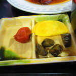 お食事処 河童 - 日替わりワンコインランチ・イノシシ角煮　５００円（税込）の漬物のアップ【２０２２年１１月】