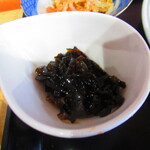 お食事処 河童 - 日替わりワンコインランチ・イノシシ角煮　５００円（税込）の昆布の佃煮のアップ【２０２２年１１月】