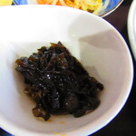 お食事処 河童 - 日替わりワンコインランチ・イノシシ角煮　５００円（税込）の昆布の佃煮のアップ【２０２２年１１月】