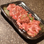 焼肉の三是 - ＵＳプレミアムハラミ（１，０００円）＋和牛カルビ肉増し（２枚２００円）右手前２枚が和牛カルビ２０２２年１１月