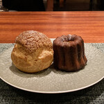 蒼 - 出来立てシュークリームとカヌレ
      直前にクリームを詰めたシュークリーム、いつもながらにパーフェクトです。
      そしてカヌレは我が人生で一番好きなカヌレ、他のカヌレとは比較になりません申し訳ないのですが！