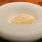 蒼 - 白トリュフのアイスクリーム
      黒トリュフの2〜3倍と言われる白トリュフをこれまたふんだんに使われたアイスクリーム、もう笑っちゃうくらいに美味し過ぎです♪
      鼻に抜ける芳しき白トリュフの香りにメロメロです！