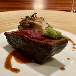 蒼 - 上田畜産 但馬玄 ヒレ肉（シャトーブリアン）炭火焼き
      神戸牛の最高峰の但馬玄、今宵はシャトーブリアンです♪
      なんてボリュームなのでしょう、でっかいな！
      島根産の山葵が味のアクセントとして秀逸です。