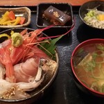 呑み食い処 なぶら - 海鮮丼(990円)