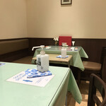 里弄 - 店内　テーブル席