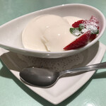 里弄 - ２種の杏の種を使った本格的な杏仁豆腐