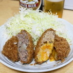 亀有メンチ - 2013.5 亀有牛メンチ（170円）、チーズメンチ（200円）