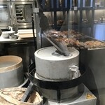 バゲットラビット - 店内で小麦を挽いてます