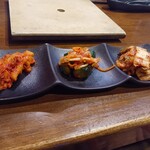 炭火焼肉 やまもと - キムチ盛り合わせ