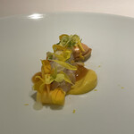 レストラン アレナ - 人参が主役の一皿。柚子、イカ、ほたて、スパイスクッキー、マカデミアナッツ。