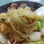 中華料理 三喜 - 麵のアップ