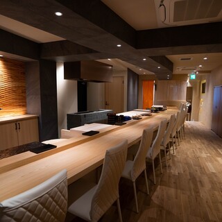 無駄な装飾を排除した「銀座鮨おじま」の店内