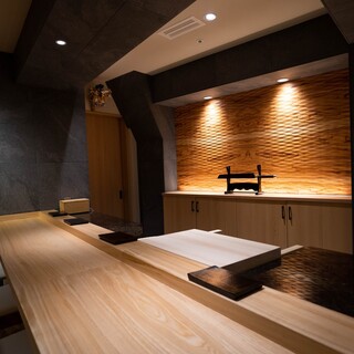 日本の伝統と癒し空間を融合させた、和モダン調の店内