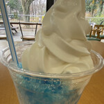千葉市動物公園 森のレストラン - かき氷ソフトクリーム（ブルーハワイバニラ）