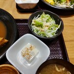 Osakanaya Yoshino - 小鉢(冷奴)、サラダ ♪