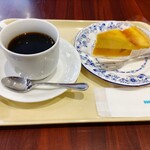 ドトールコーヒーショップ - ブレンドコーヒー(M)と、北海道かぼちゃタルト。