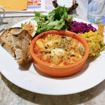 カフェ＆ブックス ビブリオテーク - 海老と根菜のジンジャートマトグラタンと自家製4種デリのプレート　(ジンジャーの風味が印象的です。)