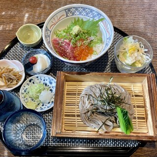 よこまち 津 - 料理写真:九一蕎麦と本マグロ赤身＆いくら丼セット　1390円