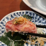 酒肴場 屯 - 馬肉寿司（霜降り）