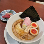 酒肴場 屯 - ・津軽煮干し中華蕎麦（味玉入り）¥900
      ・【限定】青森産馬肉の握り¥400 