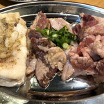 大阪焼肉・ホルモンふたご - ふたご盛り（ホソ塩、幻のハラミ、やめられないミノ、とまらないあご肉）