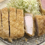 とんかつ 牡丹 - ロースは2cm、ヒレは3cm程の厚さです。