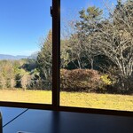 四季のあじわい 松籟亭 - 窓辺の席で景色を堪能
