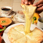 アジアンレストラン アティティ - 料理写真:チーズナン