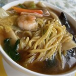 Kourin - あんかけラーメンの麺をアップで
                      野菜たっぷり 具沢山