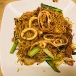 Yakisoba (stir-fried noodles) with chicken, pork and squid (MI XAO TAM TO)