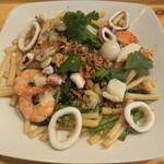 Stir-fried macaroni and Seafood (NUI XAO HAI SAN)