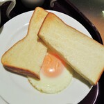 金沢マンテンホテル - トーストと目玉焼き