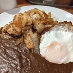 26号くるりんカレー - B級しょうが焼カレー ＋目玉焼き